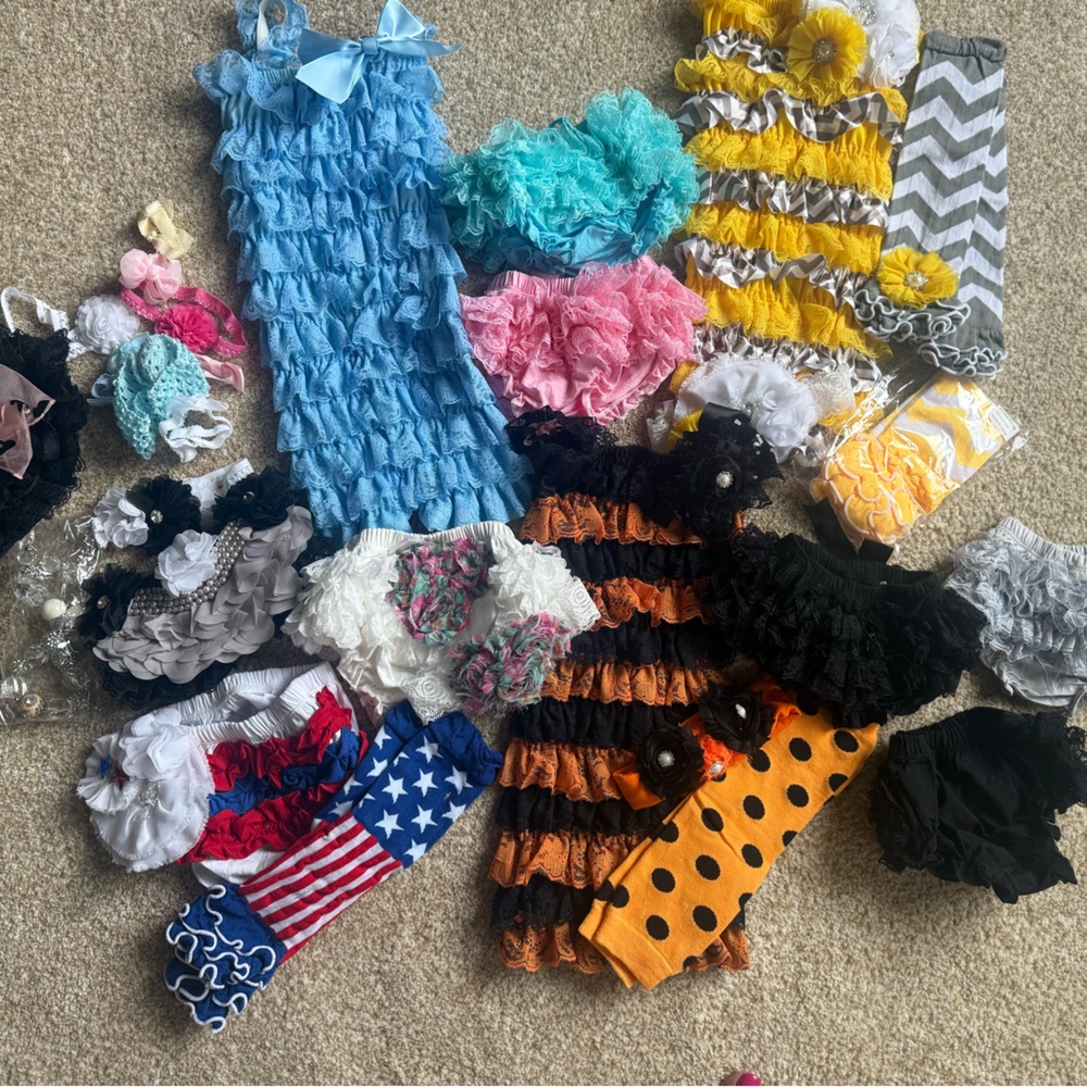 32 pc CHIC BABY BOUTIQUE CLOTHING LOT LACE PETTIROMPER/bloomers & more